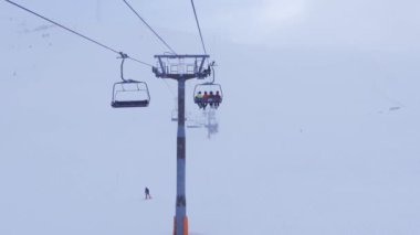 Sis ve düşük görüş mesafesi olan bir günde kayakçıları kayak pistlerine taşıyan başkanlık, Andorra