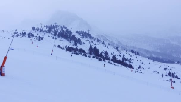 Skiërs Die Een Bewolkte Sneeuwstormdag Piste Van Piste Afdalen Andorra — Stockvideo