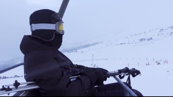 Skiër Stoeltjeslift Die Een Dag Met Mist Sneeuwstorm Naar Top — Stockvideo