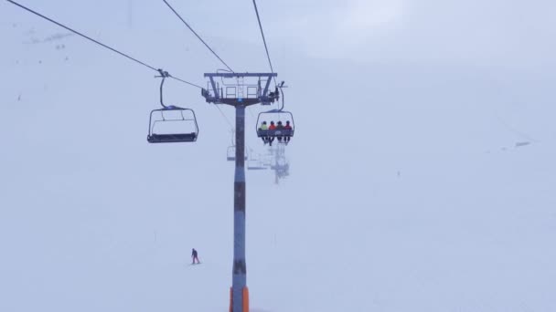 Elevador Cadeiras Que Transporta Esquiadores Para Pistas Esqui Num Dia — Vídeo de Stock