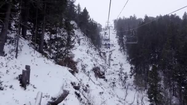 Stoeltjeslift Die Skiërs Vervoert Naar Skipistes Tussen Besneeuwde Bomen Pyreneeën — Stockvideo
