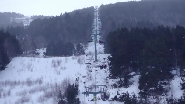 Esquiador Teleférico Que Transporta Para Topo Montanha Num Dia Com — Vídeo de Stock