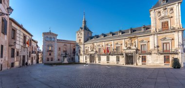 Plaza de la Villa de Madrid, İspanya 'nın tarihi binalarında belediye meclisinin merkezi.