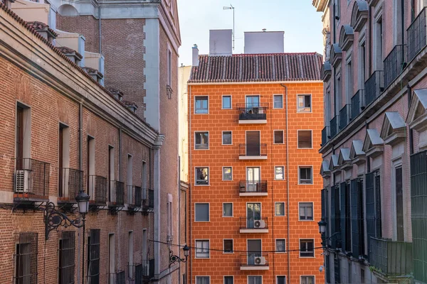Conjunto Edificios Una Calle Estrecha Centro Madrid España — Foto de Stock