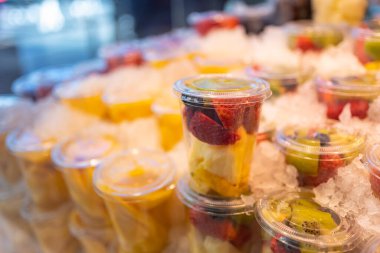 Meyveler tüketime hazır ve buz, Mercado de San Miguel, Madrid ile korunmuş ayrı konteynırlarda sayıldı.