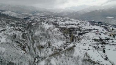 Yüksek karlı dağlar arasındaki dağ köyü çok soğuk bir kış ortamı olan Riaza, Segovia, İspanya
