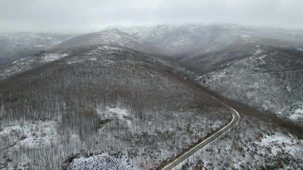 Πανοραμική Θέα Ενός Drone Από Χιονισμένα Βουνά Σύννεφα Και Ομίχλη — Αρχείο Βίντεο