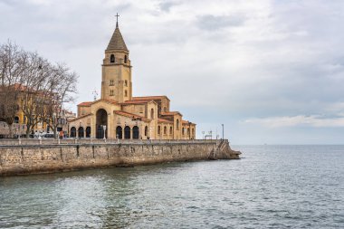 San Pedro 'nun deniz kenarındaki güzel turist kasabası Gijon, Asturias' ta.