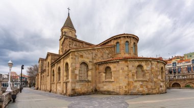 San Pedro 'nun eski kilisesi deniz kıyısında taştan yapılmıştır. Gijon, Asturias' ın güzel kasabasında.