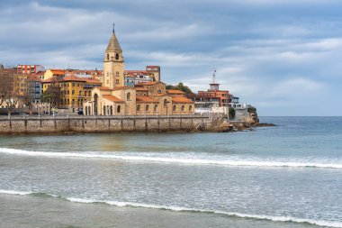 San Pedro 'nun deniz kenarındaki güzel turist kasabası Gijon, Asturias' ta.