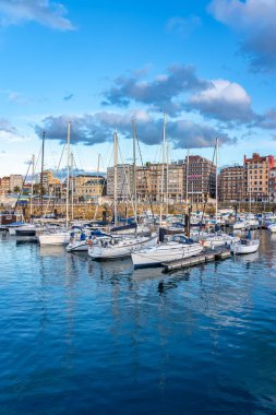 İspanya 'nın Asturias kentindeki Gijon şehrinde küçük yelkenli tekneleri bulunan panoramik marina.