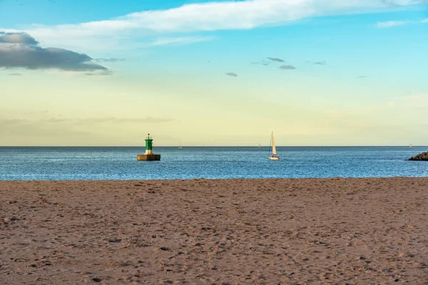 Sandstrand Vid Solnedgången Med Små Segelbåtar Segling Och Bojar Havet — Stockfoto