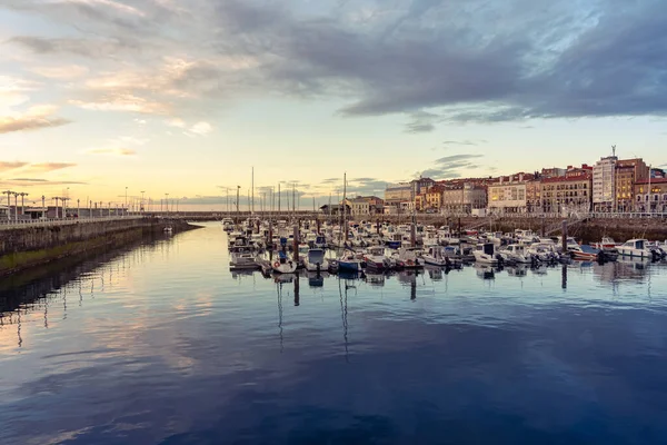 Spanya Nın Asturias Kentindeki Gijon Şehrinde Küçük Yelkenli Tekneleri Bulunan — Stok fotoğraf