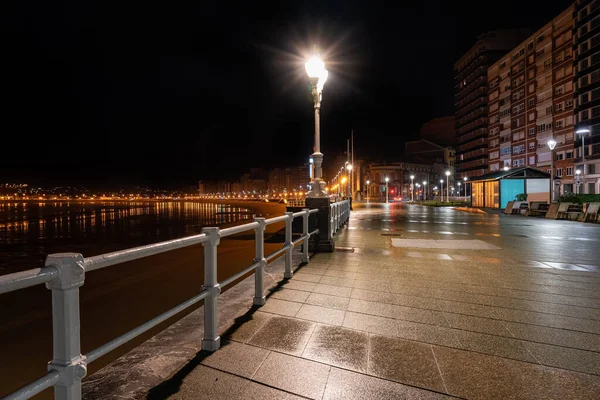 Calles Vacías Junto Paseo Marítimo Gijón Por Noche Día Lluvioso — Foto de Stock