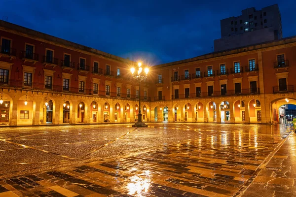 Gijons Κεντρική Πλατεία Βράδυ Μια Βροχερή Μέρα Αντανακλάσεις Των Κτιρίων — Φωτογραφία Αρχείου