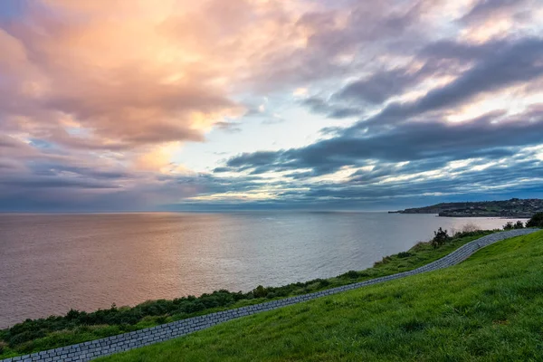 Vacker Soluppgång Över Stranden San Lorenzo Kuststaden Gijon Asturien Spanien — Stockfoto