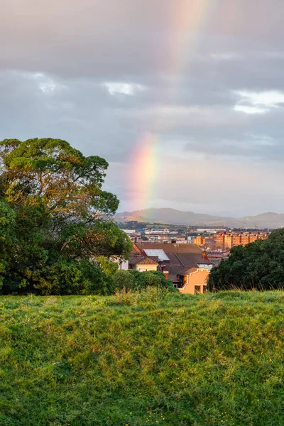 Regenboog Bij Dageraad Stad Gijon Een Mooie Regenachtige Dag Asturias — Stockfoto