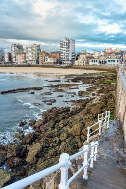San Lorenzo, Gijon, Asturias sahillerindeki dalgaların kırıldığı kayalıklara inen merdivenler.