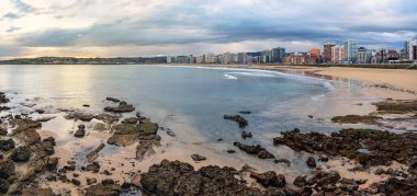 San Lorenzo 'nun ana plajı Asturias' ın yanındaki turistik Gijon kasabasının muhteşem panoramik manzarası.