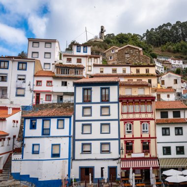 Asturias 'ın Cudillero köyünde deniz kıyısındaki parlak renkli balıkçıların evleri.