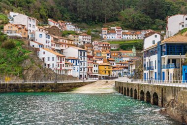 Cudillero 'nun deniz kenarındaki vadiden sarkan evleri İspanya' nın Asturias kentindeki pitoresk köyüne giriş.