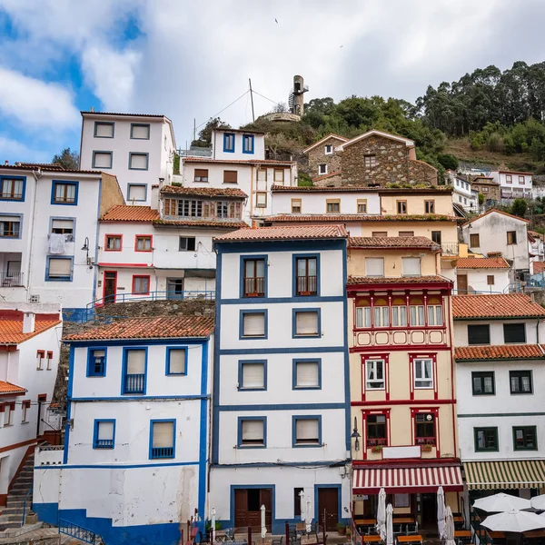 Asturias Cudillero Köyünde Deniz Kıyısındaki Parlak Renkli Balıkçıların Evleri — Stok fotoğraf