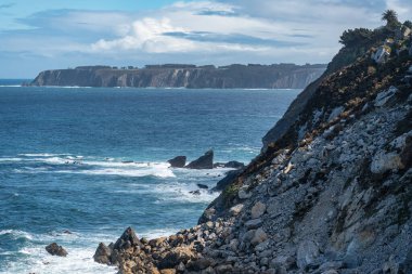 Asturias Prensliği kıyısındaki kayalıklar Cantabrian Denizi 'ne bakıyor, Luarca