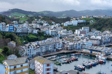 Luarca, Asturias 'ın pitoresk kasabasında küçük balıkçı tekneleriyle balıkçı limanı