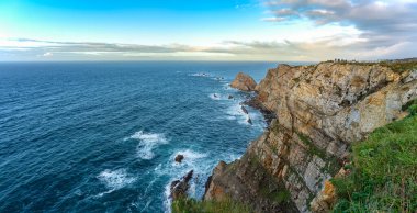 İspanya 'nın kuzeyindeki Asturias kıyısındaki Cantabrian Denizi' ne giren kayalıkların panoramik görüntüsü