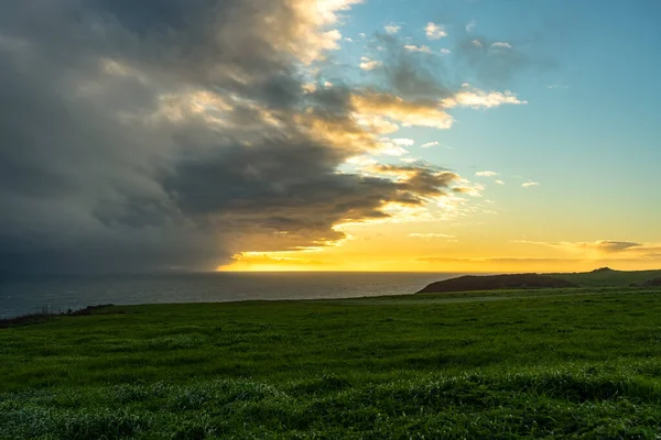 Gyllene Solnedgången Havskusten Med Solnedgången Över Horisonten Asturien Spanien — Stockfoto