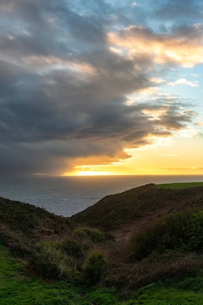 Goldener Sonnenuntergang Über Dem Meereshorizont Mit Den Klippen Vordergrund Asturien — Stockfoto