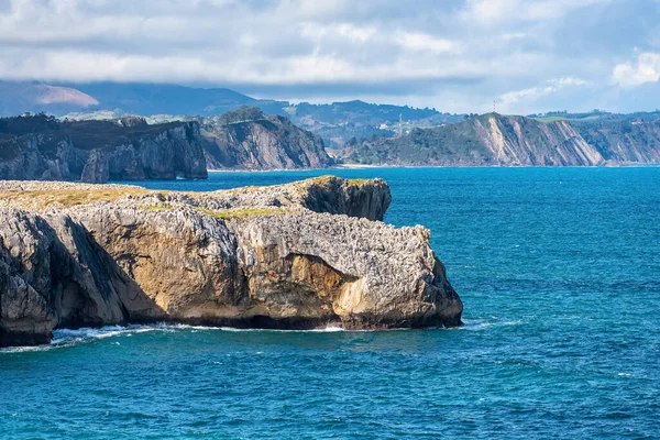 Altos Acantilados Rocosos Que Desembocan Mar Cantábrico Frente Costa Asturias —  Fotos de Stock