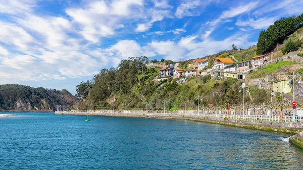 Promenade Met Pittoreske Lantaarnpalen Kleurrijke Huizen Aan Zee Het Dorp — Stockfoto
