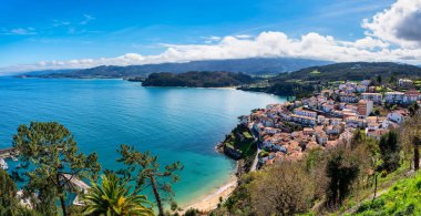 İspanya 'nın Asturias kentinin kuzey kıyısındaki Lastres köyünün panoramik manzarası