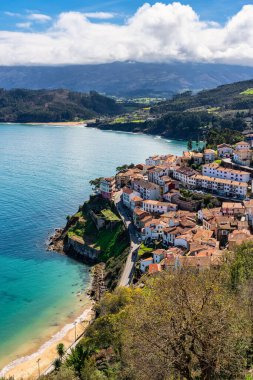 İspanya 'nın Asturias kentindeki Cantabrian Denizi' nin kuzey kıyısındaki Lastres adlı güzel turist köyünün hava manzarası.