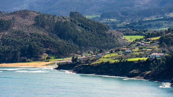 Восстановить Пляжи Севере Испании Домами Зеленых Полях Рядом Горами Иресом — стоковое фото