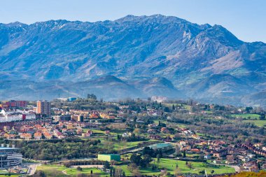 Monte Naranco, Asturias, İspanya 'dan Oviedo şehrinin panoramik manzarası.