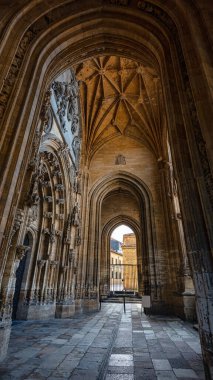 Oviedo, Asturias şehrinin muazzam Gotik tarzı katedraline ön cepheden giriş