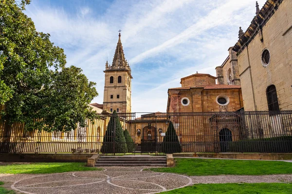 Αυλή Του Γοτθικού Καθεδρικού Ναού Του Oviedo Κήπους Και Μπαρ — Φωτογραφία Αρχείου