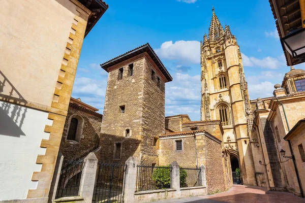 Historické Budovy Katedrála Věž Monumentálním Centru Města Oviedo Španělsko — Stock fotografie