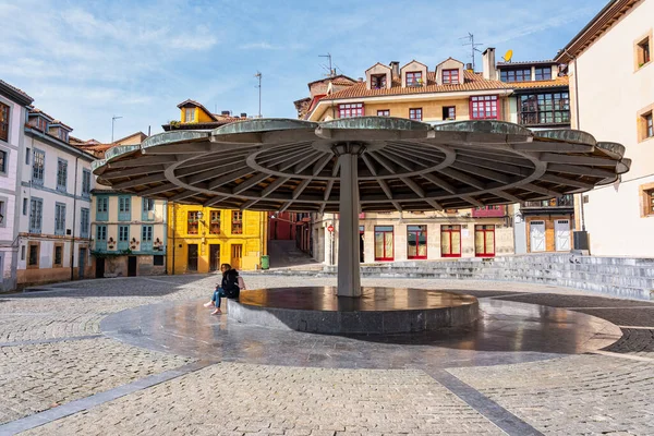 Meydanı çevreleyen Oviedo, Asturias ve Şemsiye Meydanı 'nda çarpıcı renklerde binalar bulunuyor.