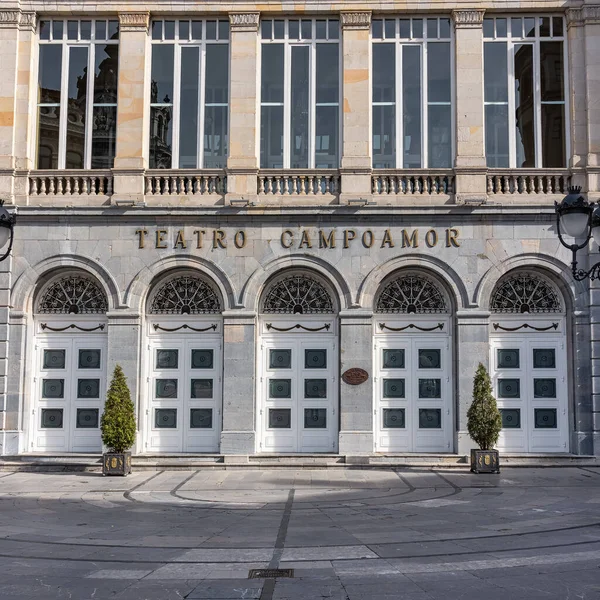 Oviedo, İspanya, 20 Mart 2023: Asturias Prensesi Ödüllerinin sunulduğu ünlü Campoamor Tiyatrosu 'nun ana cephesi