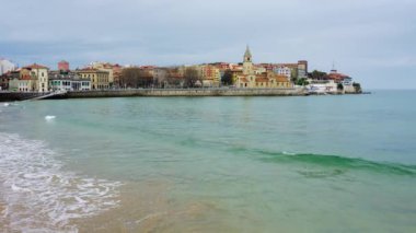 Arka planda San Pedro Kilisesi bulunan Gijon Körfezi, İspanya, Asturias