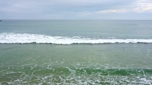 Dolci Onde Sulla Spiaggia San Lorenzo Nella Città Turistica Gijon — Video Stock