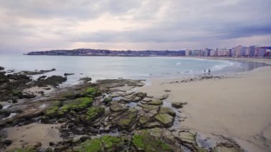 İspanya 'nın kuzeyindeki Gijon kasabasında sakin ve sakin bir günde gün batımı