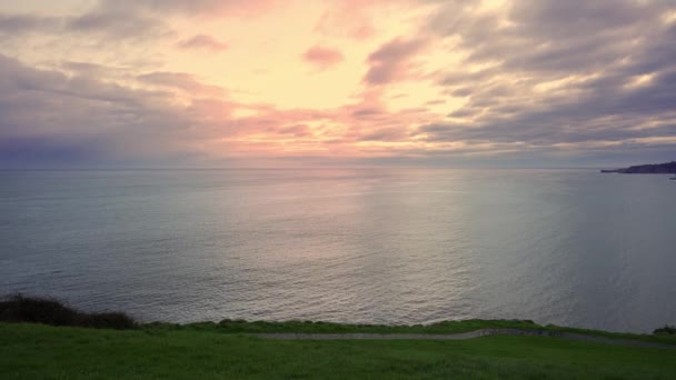 Sakin Sakin Bir Günde Deniz Ufkunun Üzerinde Altın Bir Günbatımının — Stok video