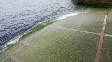 Cantabrian Denizi kıyısındaki balıkçılık ve turizm köyüne giren deniz suyu kanalı Cudillero