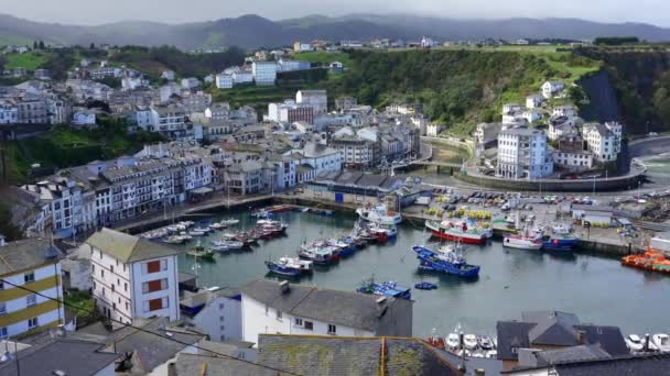 Port Rybacki Małymi Łodziami Rybackimi Podnóża Malowniczego Miasta Luarca Asturias — Wideo stockowe