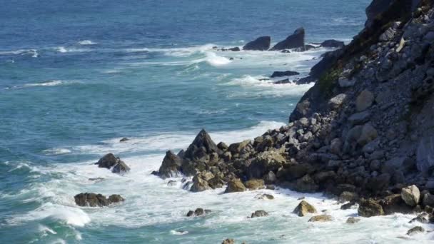 在西班牙北部的坎塔布里安海 海浪冲击着悬崖上的岩石 速度缓慢 — 图库视频影像