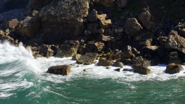 在西班牙北部的坎塔布里安海 海浪冲击着悬崖上的岩石 速度缓慢 — 图库视频影像